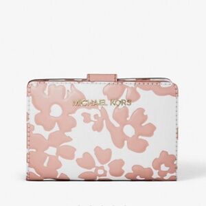 Michael Kors Jet Set Medium Floral Print Bi-Fold Wallet 
POWDER BLUSH
NWT